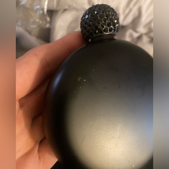 Matte black flask with bejeweled cap - Picture 4 of 7